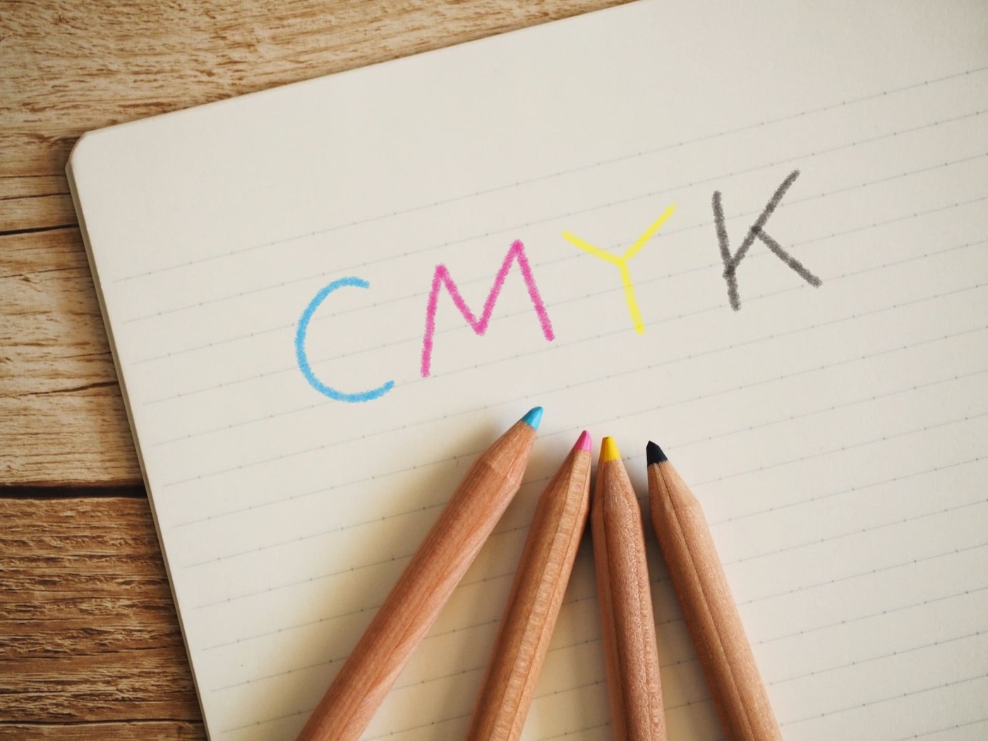 色鉛筆でCMYKと書かれたCMYKをイメージする画像