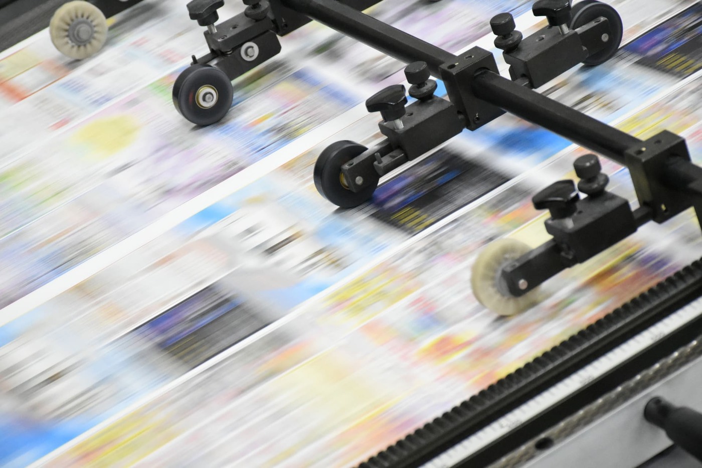 高速で印刷物が製造されているオフセット印刷の機会が動いている場面