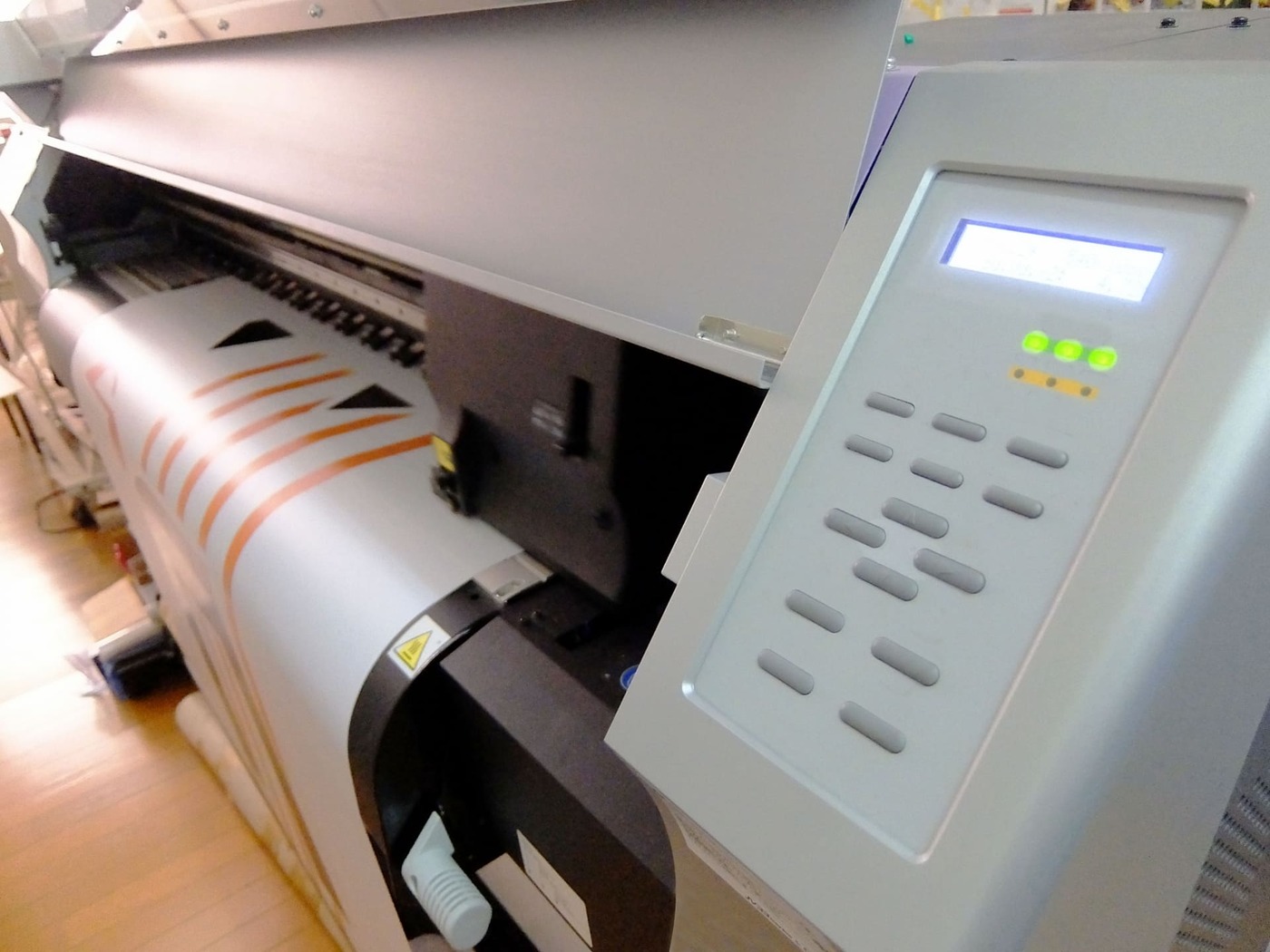 大型のインクジェットプリンタが動いているオンデマンド印刷を説明する画像