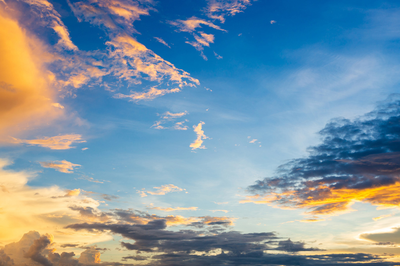 ブルーとゴールドが混ざり合う夕暮れの空