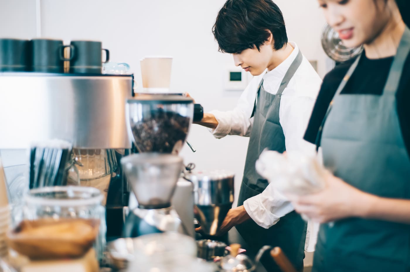 珈琲ショップでバリスタがコーヒーを入れている様子